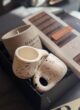 Бокс RISTRETTO TIME: дві керамічні чашки в крапку та свічка Harmony зблизька