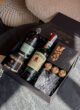 Бокс PERFECT MATCH: відкрита коробка з Jameson і кришталевою склянкою на кам'яному столі