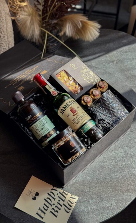 Бокс PERFECT MATCH: чорна коробка з віскі Jameson, склянкою, горіхами, шоколадом і листівкою Happy Birthday