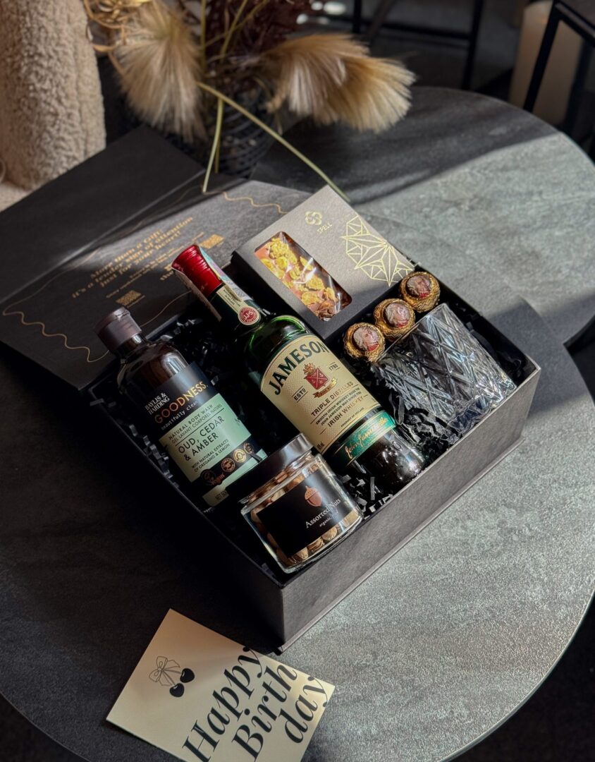 Бокс PERFECT MATCH: чорна коробка з віскі Jameson, склянкою, горіхами, шоколадом і листівкою Happy Birthday