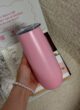 COFFEE MINI PINK: рожева матова термочашка в руці з перлинним браслетом над коробкою