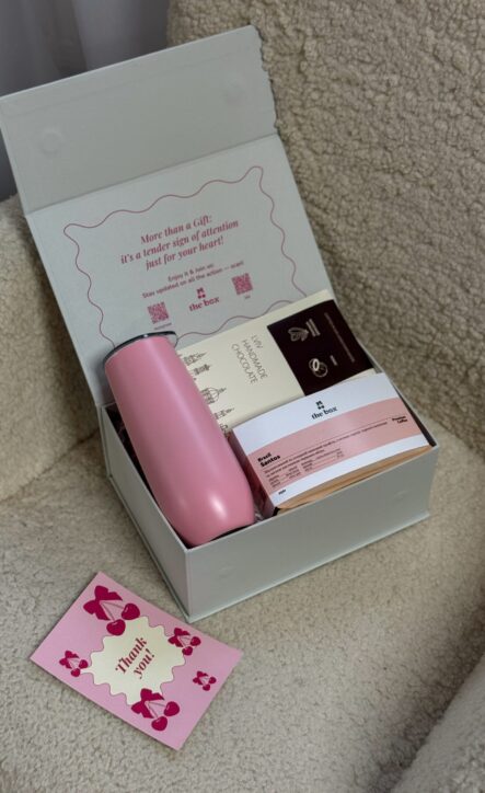 Бокс COFFEE MINI PINK: світла коробка з рожевою термочашкою, кавою the box, шоколадом і листівкою Thank you