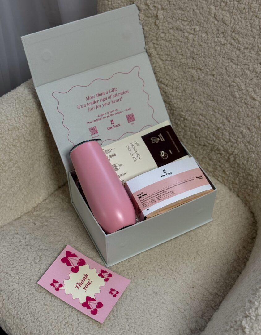Бокс COFFEE MINI PINK: світла коробка з рожевою термочашкою, кавою the box, шоколадом і листівкою Thank you