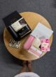 Бокси COFFEE MINI PINK і BLACK згори на круглому столі з листівками Best wishes і Thank you