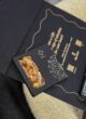 Бокс WORK-LIFE зблизька: шоколадна плитка SPELL з карамелізованими горіхами на тлі золотого напису кришки