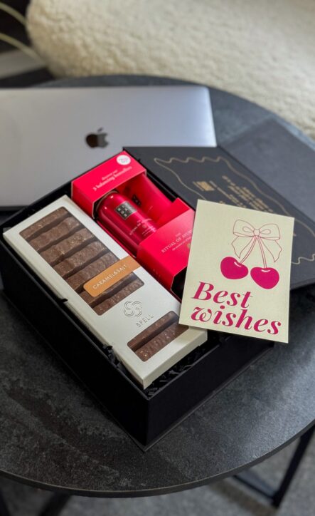 Бокс FALL IN LOVE: чорна коробка з набором Rituals Ayurveda, шоколадом SPELL і листівкою Best wishes з вишнями