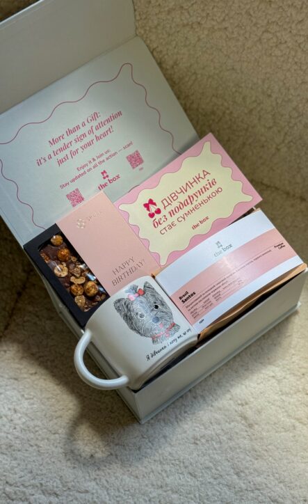 Бокс HER JOB BOOST: біла коробка з чашкою з йорком, кавою The Box, шоколадом і листівкою «Дівчинка без подарунка»