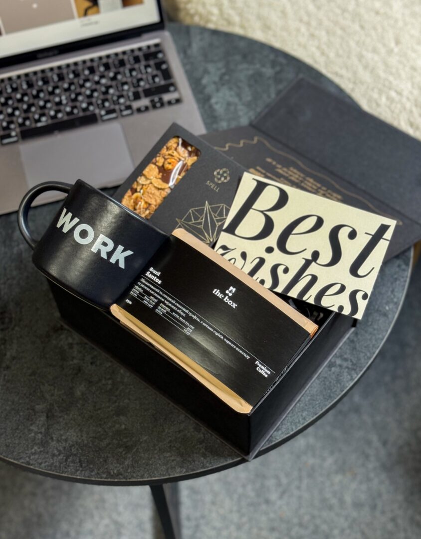 Бокс HIS JOB BOOST: чорна коробка з чашкою WORK, кавою The Box, шоколадом SPELL і листівкою Best wishes