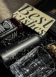 Бокс JACK зблизька: пляшечка Jack Daniel's, флакон Rituals і кришталева склянка в чорному наповнювачі