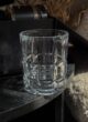 Бокс JACK: гранована кришталева склянка для віскі на чорному столику