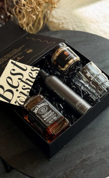 Бокс JACK: чорна коробка з віскі Jack Daniel's, піною Rituals, склянкою, горіхами і листівкою Best wishes