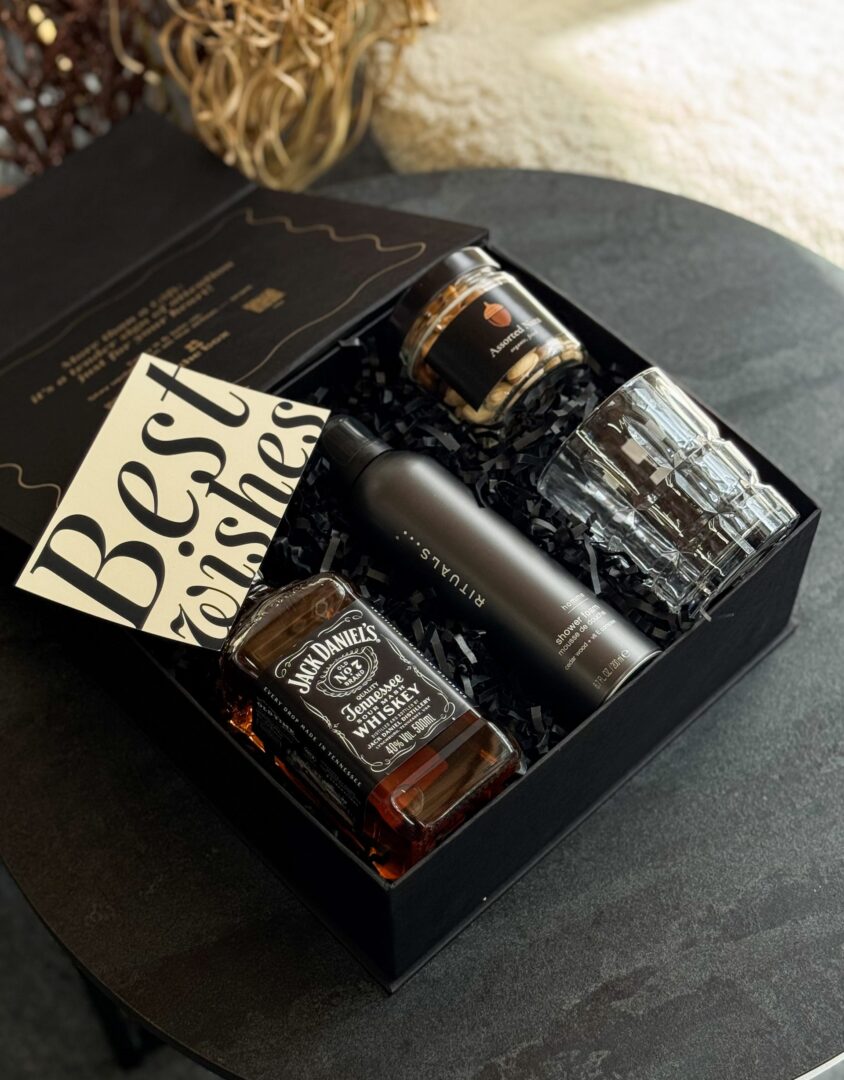 Бокс JACK: чорна коробка з віскі Jack Daniel's, піною Rituals, склянкою, горіхами і листівкою Best wishes