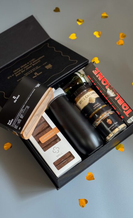 Бокс JUST BECAUSE: чорна коробка з термокухлем, шоколадом SPELL, кавою і Toblerone серед золотих конфеті