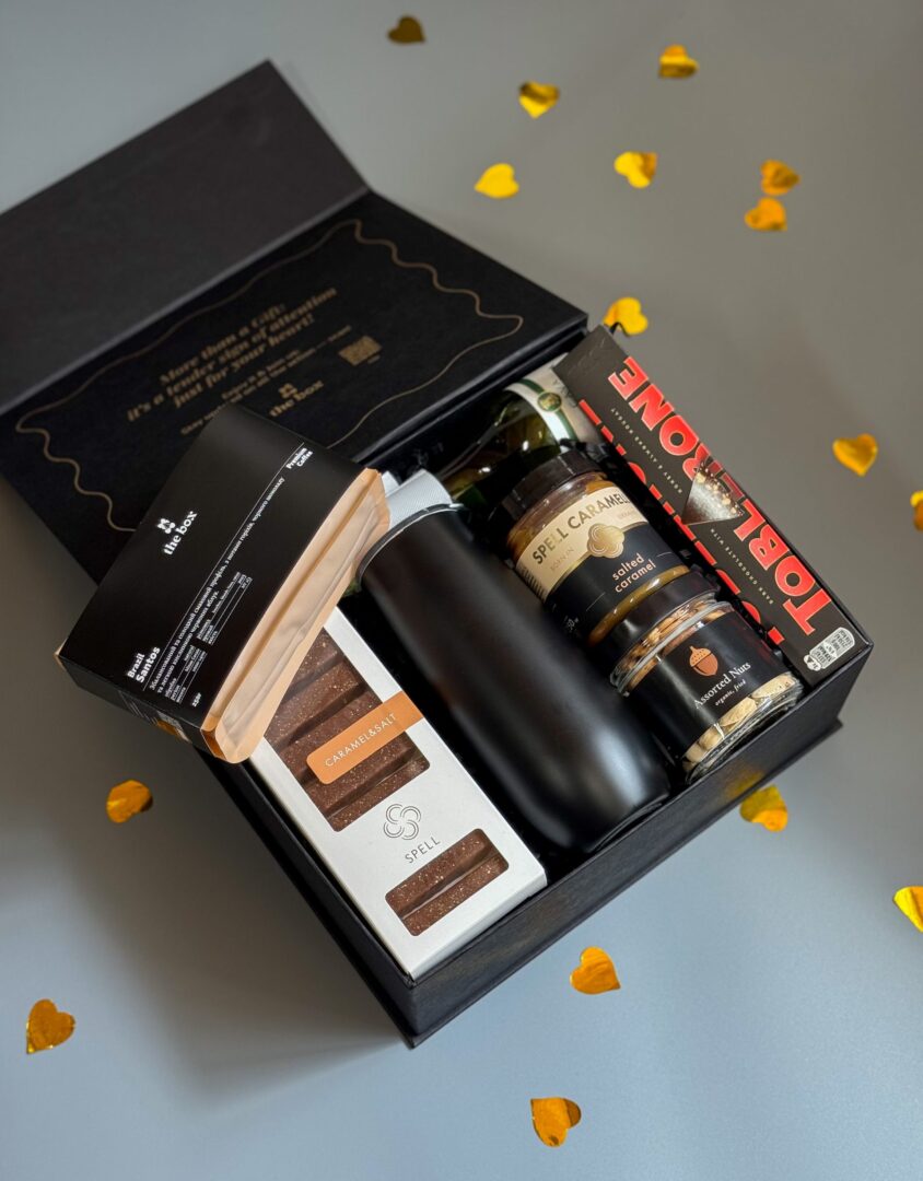 Бокс JUST BECAUSE: чорна коробка з термокухлем, шоколадом SPELL, кавою і Toblerone серед золотих конфеті