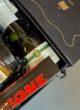 Бокс JUST BECAUSE: ігристе Cava, шоколад Toblerone та термочашка в чорній коробці крупним планом