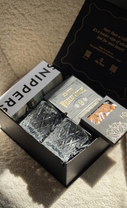 Бокс SPECIALTY: чорна коробка з кришталевими склянками, каменями Whiskey Stones, коробкою SNIPPERS та шоколадом