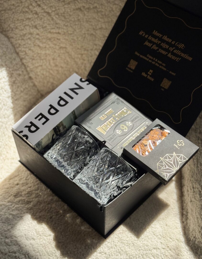 Бокс SPECIALTY: чорна коробка з кришталевими склянками, каменями Whiskey Stones, коробкою SNIPPERS та шоколадом