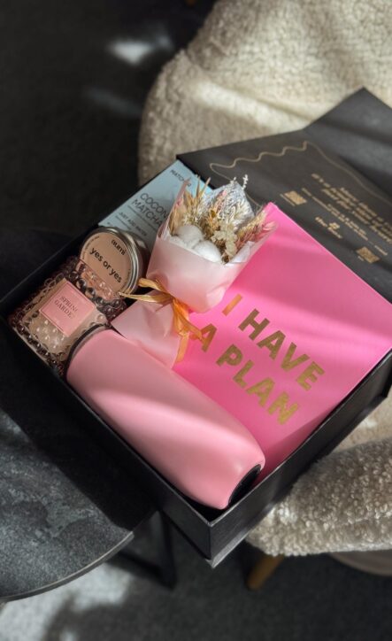Бокс SELF LOVE KIT: чорна коробка з рожевим планером I have a plan, термочашкою та букетиком сухоцвітів