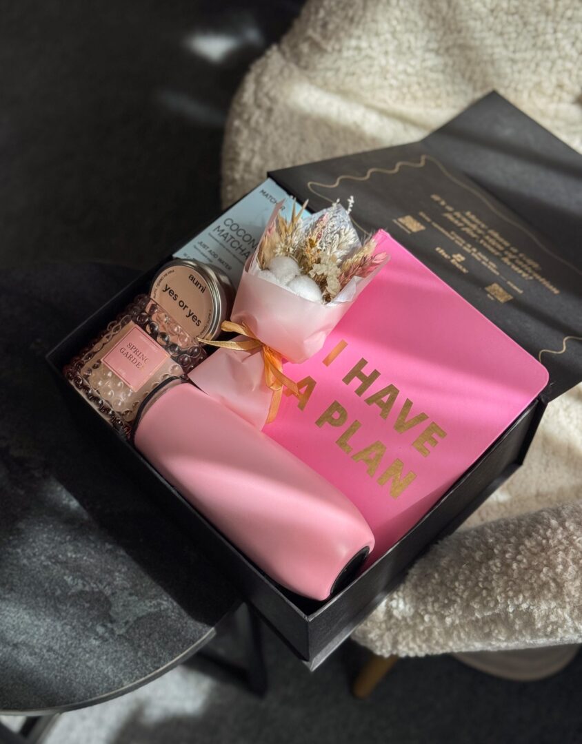 Бокс SELF LOVE KIT: чорна коробка з рожевим планером I have a plan, термочашкою та букетиком сухоцвітів
