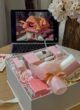 Бокс ALICE на столі перед ноутбуком з мультфільмом: коробка з чашкою, сухоцвітами та косметикою Rituals