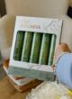 CALM & CARE: рука тримає набір кристалів для ванни Baylis & Harding Wellness Bath Infusions