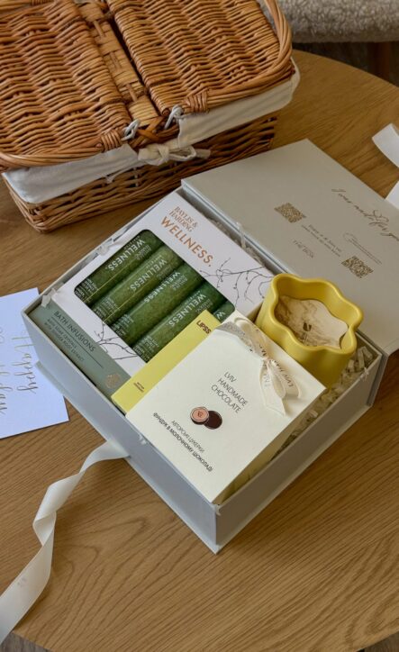 Бокс CALM & CARE: світла коробка з сіллю для ванни Baylis & Harding Wellness, жовтою свічкою та шоколадом Lviv Handmade