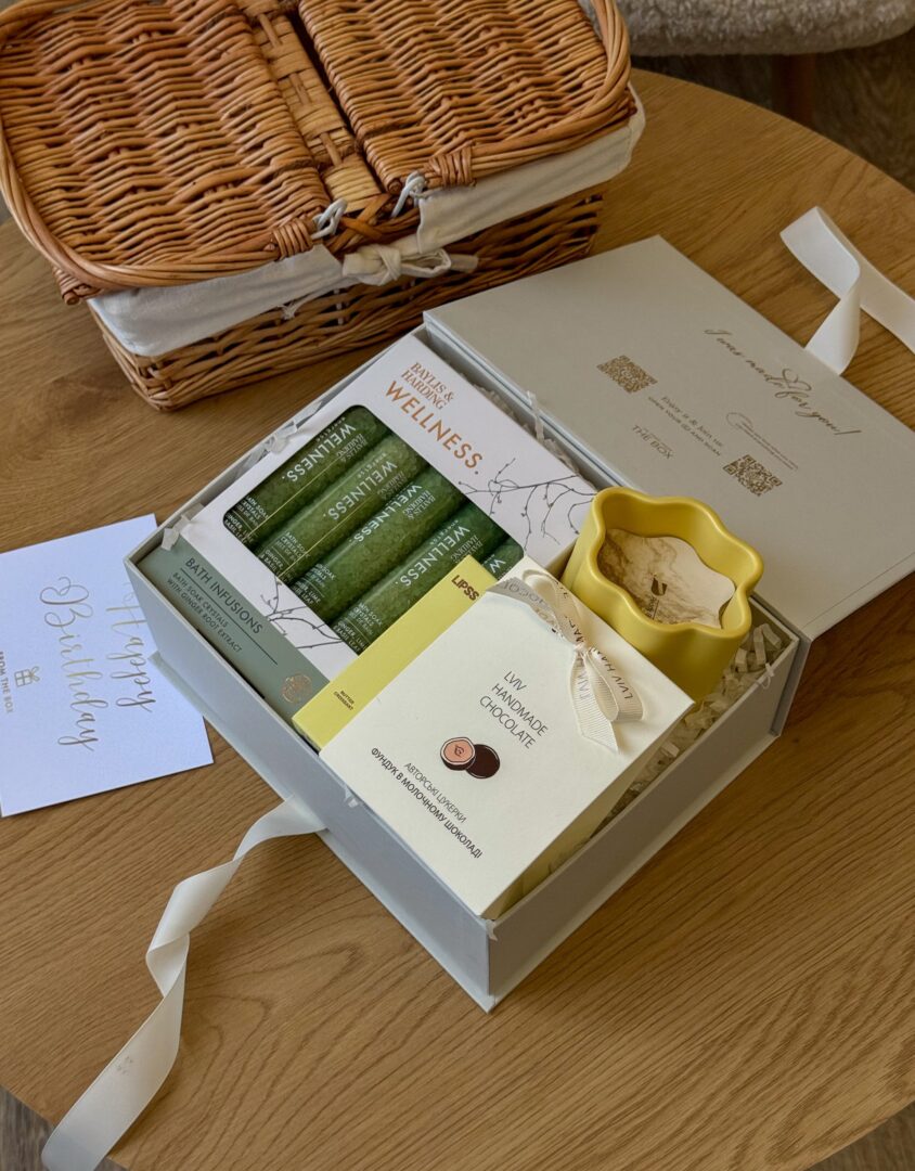 Бокс CALM & CARE: світла коробка з сіллю для ванни Baylis & Harding Wellness, жовтою свічкою та шоколадом Lviv Handmade