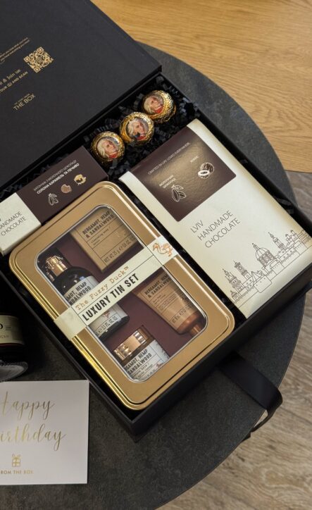 Бокс MAN’S LUXURY: чорна коробка з набором Luxury Tin Set, шоколадом, коньяком і листівкою Happy Birthday