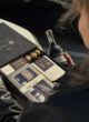 Бокс MAN’S LUXURY: відкрита коробка й пляшка St-Remy VSOP у руках, погляд через плече
