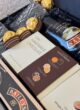 Бокс GOLDEN SWEETS зблизька: коробки цукерок Lviv Handmade Chocolate, Ferrero Rocher і пляшка Baileys