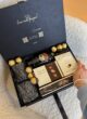 Бокс GOLDEN SWEETS: рука жінки з перлинним браслетом відкриває коробку з Baileys і цукерками