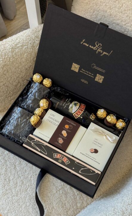 Бокс GOLDEN SWEETS: чорна коробка з Baileys, двома склянками, цукерками Ferrero Rocher і Lviv Handmade Chocolate