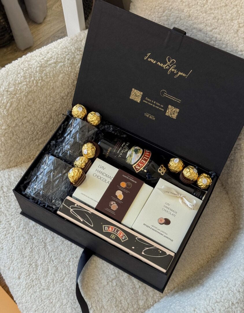 Бокс GOLDEN SWEETS: чорна коробка з Baileys, двома склянками, цукерками Ferrero Rocher і Lviv Handmade Chocolate