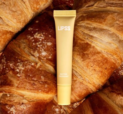 Блиск для губ LIPSS Butter Croissant 8 мл: жовта туба лежить на свіжих круасанах