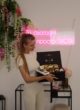 CHEESE LOVER: дівчина тримає відкриту коробку під неоновим написом «Ти сьогодні просто WOW»