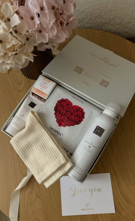 Бокс CUPID LOVE: світла коробка з маскою Medi-Peel із серцем із троянд, піною Rituals, шкарпетками та листівкою Love you