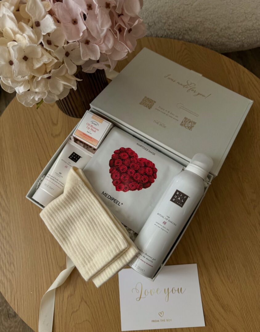 Бокс CUPID LOVE: світла коробка з маскою Medi-Peel із серцем із троянд, піною Rituals, шкарпетками та листівкою Love you