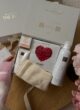 CUPID LOVE: відкрита коробка THE BOX з кремовими шкарпетками, маскою із серцем і піною Rituals