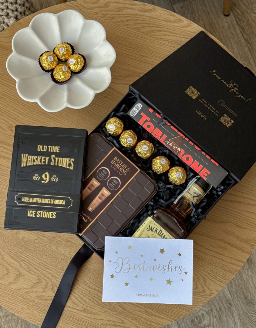 Бокс MY HONEY: чорна коробка з Jack Daniel's, Toblerone, Ferrero Rocher, камінцями Whiskey Stones і листівкою