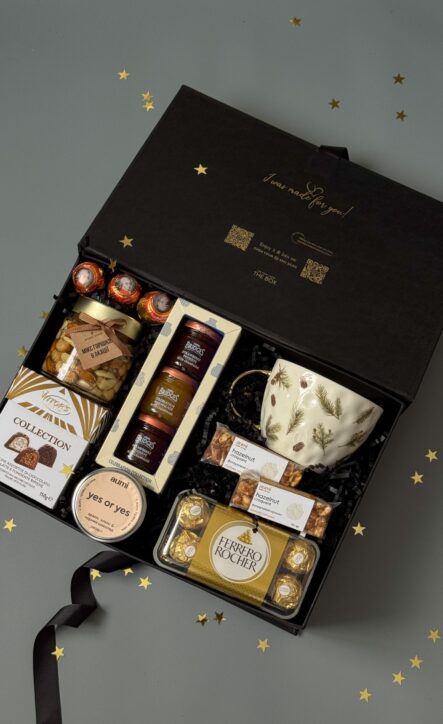 Бокс SO SWEET: чорна коробка з кухлем у хвойний візерунок, Ferrero Rocher, конфітюрами, горіхами та свічкою aumi на сірому тлі