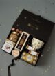 Бокс SO SWEET: чорна коробка з кухлем у хвойний візерунок, Ferrero Rocher, конфітюрами, горіхами та свічкою aumi на сірому тлі