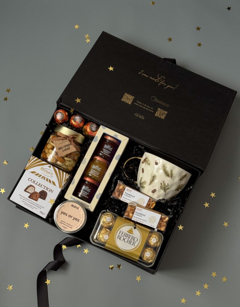 Бокс SO SWEET: чорна коробка з кухлем у хвойний візерунок, Ferrero Rocher, конфітюрами, горіхами та свічкою aumi на сірому тлі