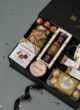 Бокс SO SWEET: частина відкритої коробки з горіхами в банці, цукерками та Ferrero Rocher