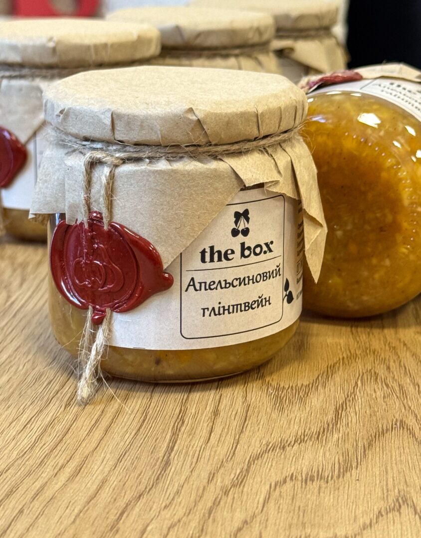Джем асорті the box «Апельсиновий глінтвейн»: банка з крафтовою кришкою і червоною сургучевою печаткою