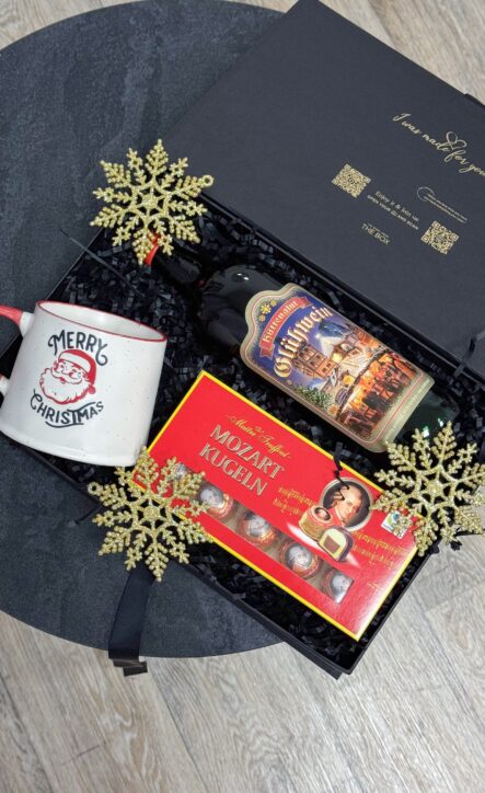 Бокс GLINTWINE BOX: чорна коробка з глінтвейном Glühwein, цукерками Mozart Kugeln і чашкою Merry Christmas