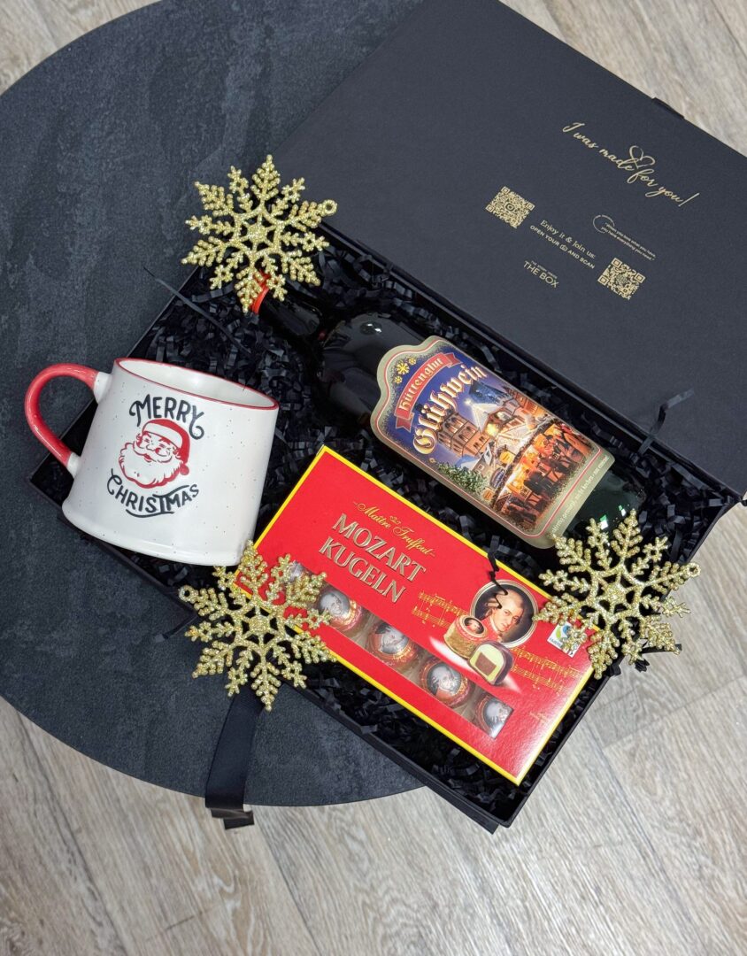 Бокс GLINTWINE BOX: чорна коробка з глінтвейном Glühwein, цукерками Mozart Kugeln і чашкою Merry Christmas