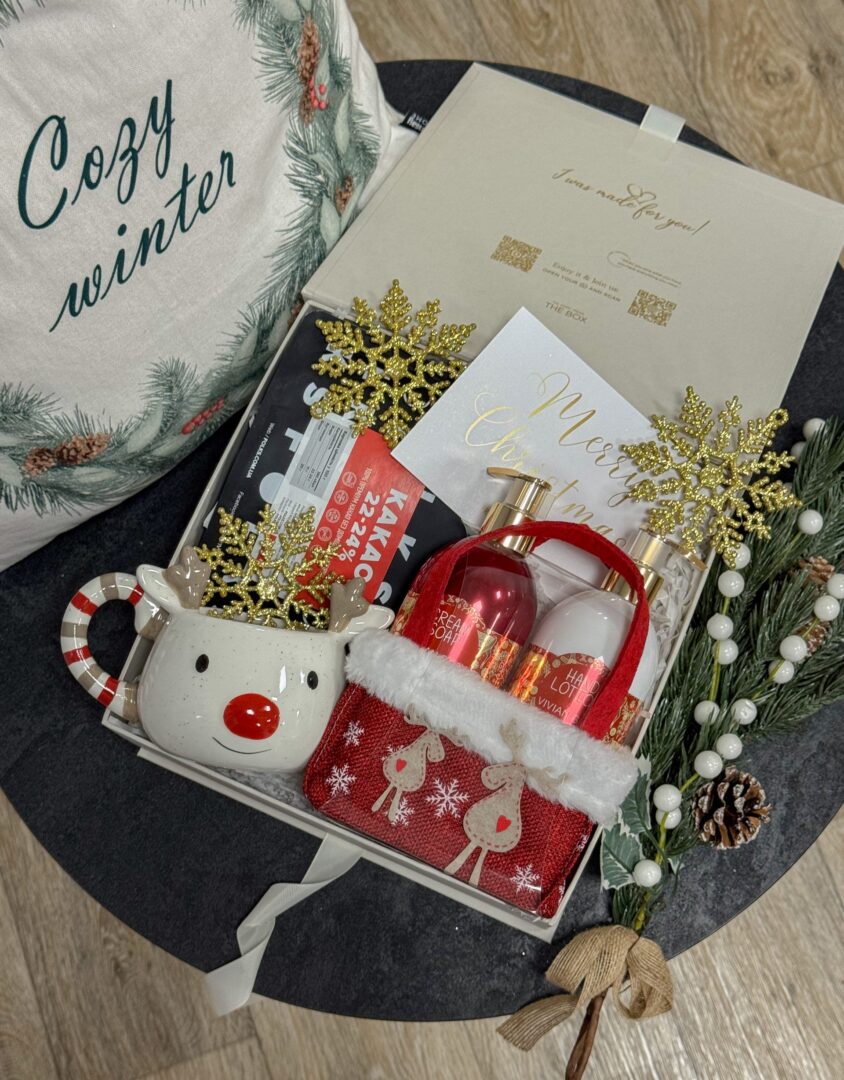 Бокс FROSTY CARE: світла коробка з чашкою-оленем, какао FOLKS, косметичкою з гелем і золотими сніжинками