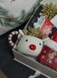 Бокс FROSTY CARE: чашка у формі оленя з червоним носом і смугастою ручкою крупним планом