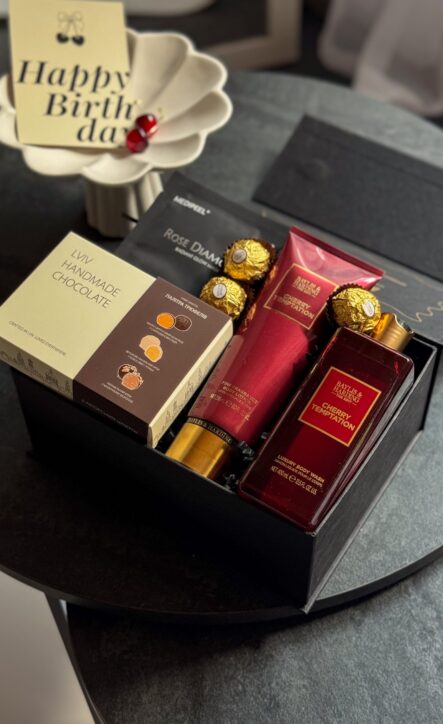 Бокс CHERRY LADY: чорна коробка з косметикою Baylis & Harding Cherry Temptation, шоколадом Lviv Handmade і Ferrero Rocher