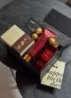 CHERRY LADY згори: відкрита чорна коробка з косметикою, шоколадом, Ferrero Rocher і листівкою Happy Birthday